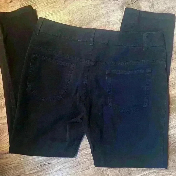 Eric black ladies capri jeans Size 8. Very good condition. No flaws - Picture 4 of 4